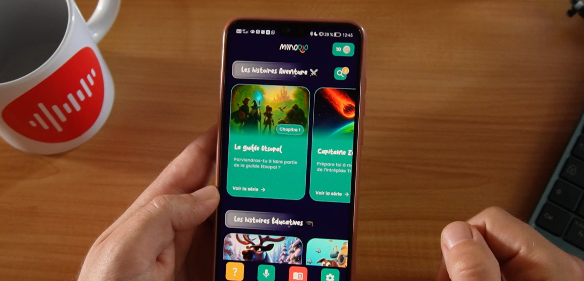 Application Minodio affichée sur un smartphone, avec plusieurs histoires audio interactives disponibles pour les enfants
